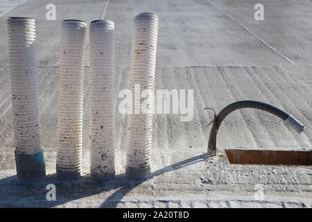 Vide conduites pour bloc d'alimentation et de Ventilation domestique contrôlée sur un plafond en béton en construction Banque D'Images