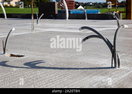 Vide conduites pour bloc d'alimentation et de Ventilation domestique contrôlée sur un plafond en béton en construction Banque D'Images