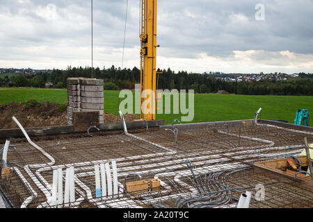 Vide conduites pour bloc d'alimentation et de Ventilation domestique contrôlée sur un plafond en béton en construction Banque D'Images