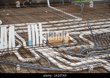 Vide conduites pour bloc d'alimentation et de Ventilation domestique contrôlée sur un plafond en béton en construction Banque D'Images