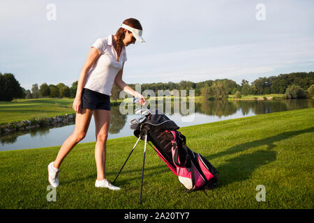 Girl joueur de golf avec sac de golf. Banque D'Images