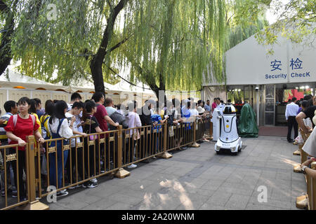 Beijing, Beijing, Chine. Sep 30, 2019. Beijing, Chine - le 29 septembre 2019, de la Place Tiananmen, à Beijing, à l'électronique du robot avec la police patrouille automatique et alarme automatique a commencé à patrouiller dans la rue, ce qui garanti la sécurité de la rue grandement et se félicite de la fête nationale. Crédit : SIPA Asie/ZUMA/Alamy Fil Live News Banque D'Images