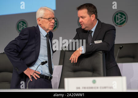 Dr. Reinhard RAUBALL (gauche, DFL Président, Vice-président DFB) et dr. Stephan OSNABRUEGGE OsnabrÃ (, gge, trésorier, DFB) parler avec eux, parler, parler, parler, parler, la moitié de la figure, la moitié de la figure, 43e Bundestag DFB ordinaire sur 27.09.2019 à Francfort / Allemagne. Dans le monde d'utilisation | Banque D'Images