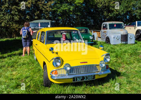 Un 1968 Ford Anglia 105E en jaune sur l'affichage dans la zone de l'véhicule classique Frome Cheese Show 2019 Banque D'Images