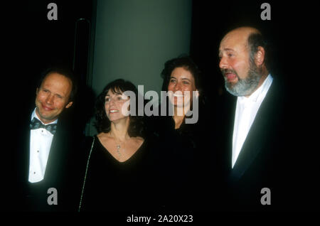 Los Angeles, Californie, USA 14 janvier 1995 comédien Billy Crystal, épouse Janice Crystal, Michele Singer Reiner et mari directeur/acteur Rob Reiner assister à l'American Friends of Hebrew University's 25th Annual Scopus Award Hommage à Ted Turner le 14 janvier 1995 au Beverly Hilton Hotel à Beverly Hills, Californie, USA. Photo de Barry King/Alamy Stock Photo Banque D'Images