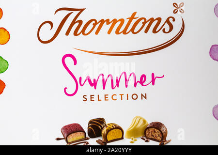 Fort de l'été Thorntons un délicieux chocolats Sélection collecte de lait, blanc et chocolats noirs Banque D'Images