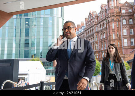 Manchester, UK. Sept 30, 2019. James habilement, président du parti conservateur, sur le téléphone au congrès du parti conservateur à la Manchester Central Convention Complex, Manchester Le lundi 30 septembre 2019 (Crédit : P Scaasi | MI News) Credit : MI News & Sport /Alamy Live News Banque D'Images