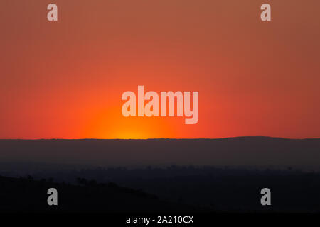 Smokey coucher de soleil sur la Cordillère australienne, les particules de fumée sont d'incendies bloquent la lumière provoquant un rouge profond ciel brumeux. Banque D'Images