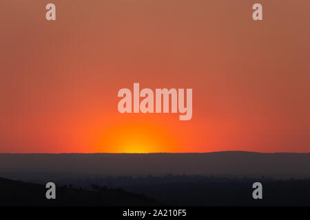 Smokey coucher de soleil sur la Cordillère australienne, les particules de fumée sont d'incendies bloquent la lumière provoquant un rouge profond ciel brumeux. Banque D'Images