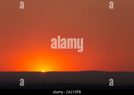 Smokey coucher de soleil sur la Cordillère australienne, les particules de fumée sont d'incendies bloquent la lumière provoquant un rouge profond ciel brumeux. Banque D'Images