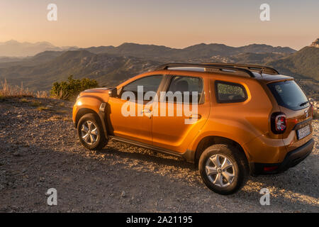 Le Monténégro, parc national de Lovcen Park-September 2019 : présentation de la populaire SUV Dacia Duster en Europe (groupe Renault) dans le paysage de montagne w Banque D'Images