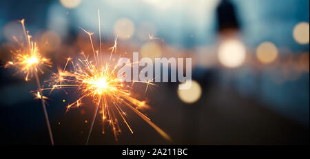 Burning sparkler bokeh avec fond clair Banque D'Images