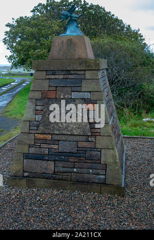 Service de First Air cairn de pierre commémorative le capitaine Edward Ted Fresson OBE continent pionnier de l'Aviation Les Îles Orkney Ecosse Royaume-Uni m bronze Banque D'Images