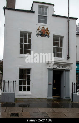 19e siècle Custom House Building, rue Albert Kirkwall Mainland Les îles Orkney Ecosse Royaume-Uni Vue extérieure de deux étages, peint en blanc et un Banque D'Images