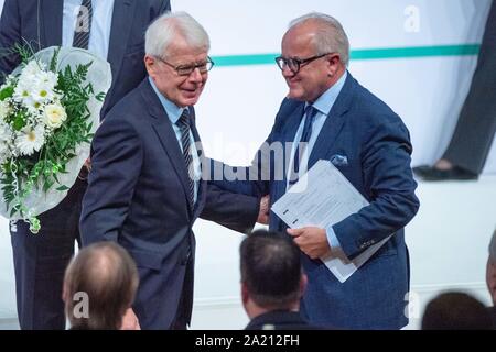 Frankfurt Am Main, Allemagne. 27 Sep, 2019. Dr. Reinhard RAUBALL (à gauche, ancien Vice-président de la DFB, DFL) félicite le président Fritz KELLER (DFB) Président, félicitations, le geste, le geste, la moitié de la figure, la moitié de la figure, 43e Bundestag le 27.09.2019 DFB à Francfort/Allemagne, l'utilisation de crédit dans le monde entier | : dpa/Alamy Live News Banque D'Images