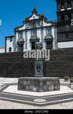 Statue de Gaspar Fructuoso. Dans le contexte de l'église mère Vierge Marie Star. Ribeira Grande, São Miguel, Açores, Portugal. Banque D'Images