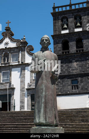 Statue de Gaspar Fructuoso. Dans le contexte de l'église mère Vierge Marie Star. Ribeira Grande, São Miguel, Açores, Portugal. Banque D'Images