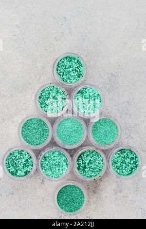 Arbre de Noël de paillettes dans des tons de vert turquoise en petits pots de verre, vue supérieure selective focus Banque D'Images
