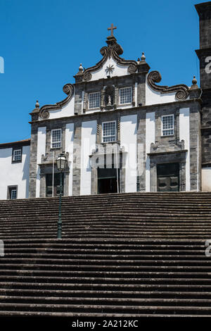 L'architecture portugaise traditionnelle d'une église (Igreja Matriz de Nossa Senhora da Estrela - Église de la Vierge Marie, Étoile). Ciel bleu. Ribe Banque D'Images