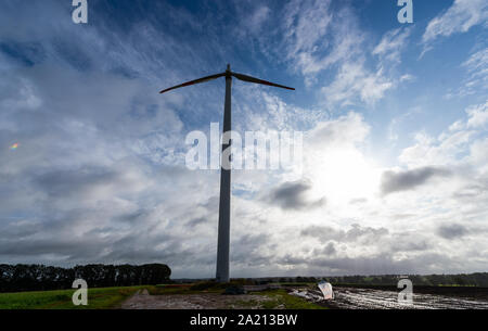 Wriedel, Allemagne. Sep 30, 2019. Un moulin se dresse avec seulement deux pales de rotor sur un champ. Les pièces cassées de la pale de rotor sont à côté de lui sur le terrain. En février 2019, pendant un temps orageux à la même turbine, d'une pale de rotor près de 40 mètres de long s'est cassée. Credit : Philipp Schulze/dpa/Alamy Live News Banque D'Images