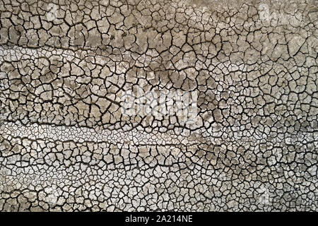 Dry Lake bed avec texture naturelle de l'argile fissurée en perspective. Domaine de la vallée de la mort .. Selective focus sur le sol noir dark land. Idée Banque D'Images