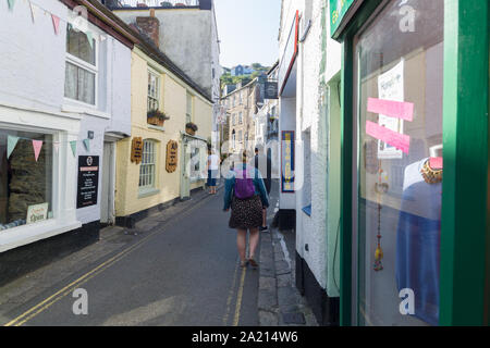 Les touristes marchant dans Fore Street, dans la ville côtière de Mevagissey le village est connu pour ses rues étroites et ruelles Banque D'Images