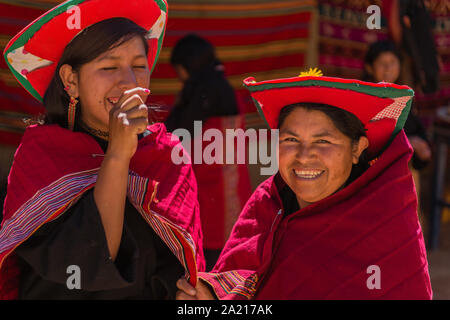 Puka Puka, Festival dans un village indigène de Tarabuco Quechuan, près de personnes dans leurs costumes traditionnels, sucre, en Amérique latine Banque D'Images