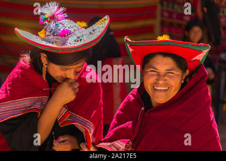 Puka Puka, Festival dans un village indigène de Tarabuco Quechuan, près de personnes dans leurs costumes traditionnels, sucre, en Amérique latine Banque D'Images