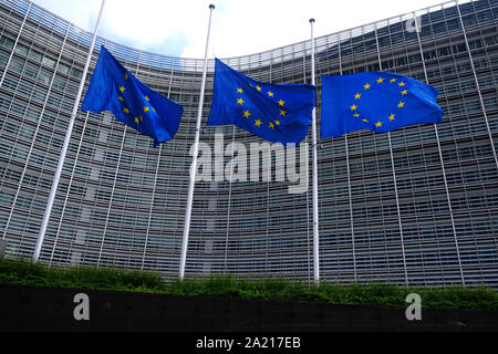 Bruxelles, Belgique. Octobre 30 2019. L'Union européenne, je vois des drapeaux en berne en hommage à l'ancien président français Jacques Chirac devant le bâtiment de la Commission européenne. Banque D'Images