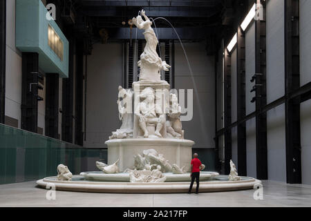 Tate Modern, Londres, Royaume-Uni. Le 30 septembre 2019. Une nouvelle sculpture monumentale s'ouvre dans l'emblématique de l'entoure de la Tate Modern Turbine Hall, l'installation spectaculaire conçu par l'artiste américaine Kara Walker pour le Hyundai 2019 Commission. Credit : Malcolm Park/Alamy Live News. Banque D'Images