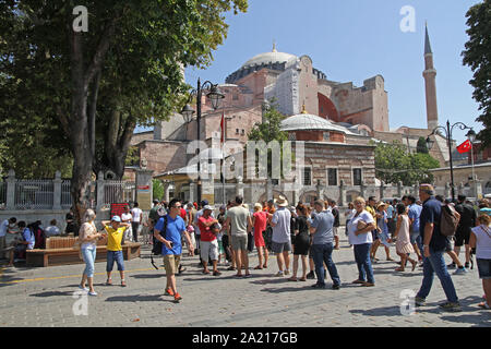 Ligne d'attente pleine de touristes à l'entrée d'Ayasofya AKA le musée Hagia Sophia, Fatih, Istanbul, Turquie. Banque D'Images