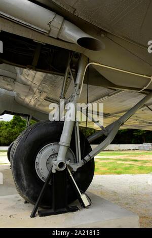 Un USAF MacDonald Douglas DC3/C47, l'avion mis à la terre et sur l'écran dans un parc au sud-est de la Thaïlande Banque D'Images