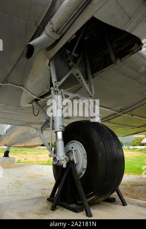 Un USAF MacDonald Douglas DC3/C47, l'avion mis à la terre et sur l'écran dans un parc au sud-est de la Thaïlande Banque D'Images