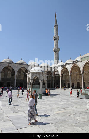 Fontaine dans la cour intérieure de la Mosquée Bleue, Fatih, Istanbul, Turquie. Banque D'Images