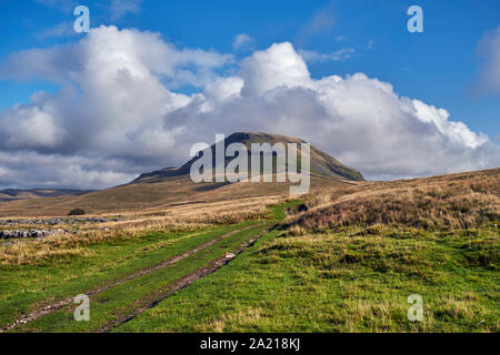 Route non asphaltée près de Helwith avec stylo pont y Gand au-delà. Yorkshire Dales National Park, England. Banque D'Images