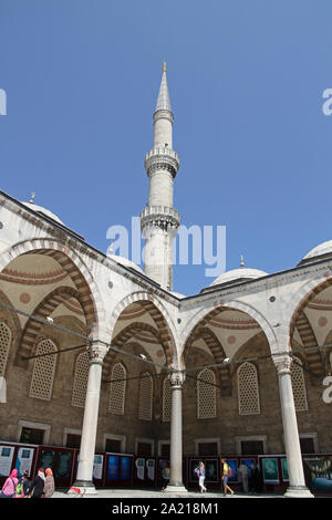 Coin de la cour intérieure de la Mosquée Bleue, minaret, galerie et arches, Fatih, Istanbul, Turquie. Banque D'Images