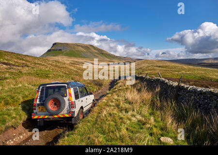 Voiture sur route non asphaltée près de Helwith avec stylo pont y Gand au-delà. Yorkshire Dales National Park, England. Banque D'Images