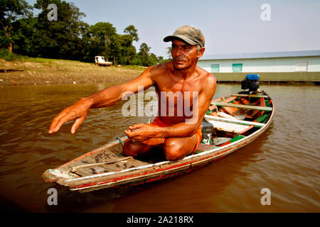 Fisherman Manuel da Silva vit sur le Rio Solimoes et rappelle la grande sécheresse en 2005 : - il y avait beaucoup de poissons, mais ils étaient tous morts Banque D'Images