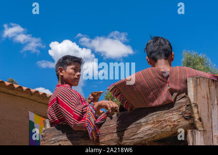 Deux jeunes hommes dans un événement touristique dans le village indigène de Puka Puka, Quechuan de Tarabuco près de personnes, Sucre, Bolivie, Amérique Latine Banque D'Images