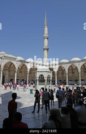 Fontaine dans la cour intérieure de la Mosquée Bleue, Fatih, Istanbul, Turquie. Banque D'Images