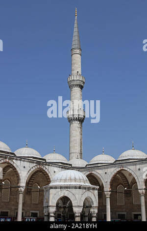 Fontaine au coin de la cour intérieure de la Mosquée Bleue, Fatih, Istanbul, Turquie. Banque D'Images