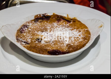 Crumble de prunes, "L'histoire de...' restaurant, Saint-Omer, Pas-de-Calais, hauts de France, France Banque D'Images