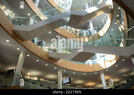 Bibliothèque centrale de Liverpool, Liverpool, UK - chevauchement des escaliers de verre et d'acier, superbe architecture moderne derrière une façade classique Banque D'Images