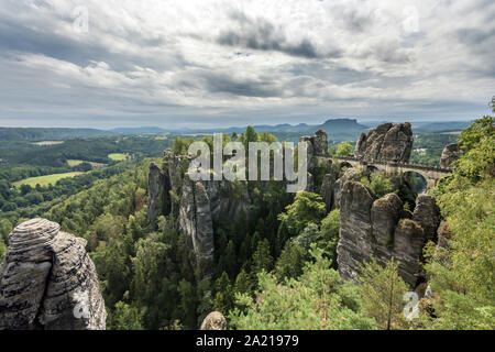 Bastei bridge dans la Suisse saxonne comme une attraction touristique Banque D'Images