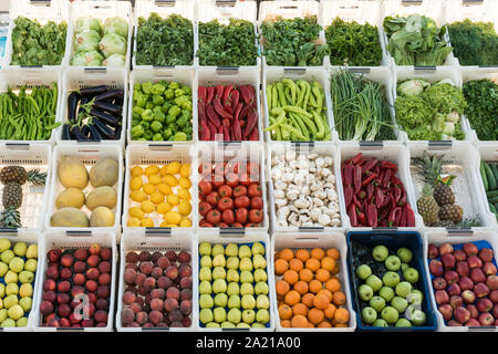 Grand choix de fruits frais et des légumes au marché hebdomadaire régional Banque D'Images