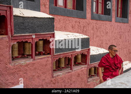 Monk et prier au monastère de Thiksey au Ladakh, Inde Banque D'Images