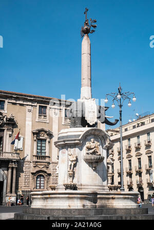 Fontaine des éléphants sur la Piazza Duomo à Catane créé bt G.B. Vaccarini en 1735 l'éléphant est sculpté dans la pierre de lave Banque D'Images