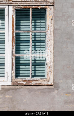 Châssis de fenêtre en bois avec de la peinture Banque D'Images