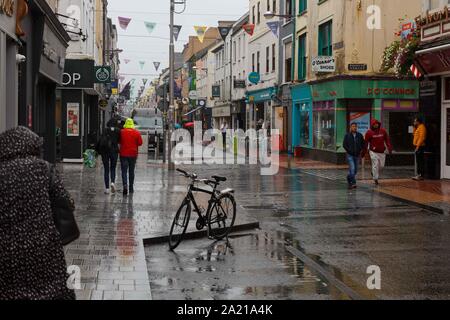 Cork, Irlande, le 30 septembre 2019. Alerte météo jaune, la ville de Cork. L'état d'alerte météo jaune pour la pluie à travers le comté n'arrêter certains consommateurs de ne pas se rendre à la ville d'aujourd'hui. L'avertissement n'est en place jusqu'à 16 h, c'est l'avant de la tempête Lorenzo qui peuvent frapper le jeudi selon certaines prévisions. Credit : Damian Coleman Banque D'Images