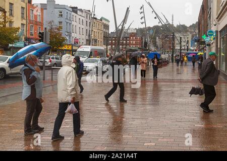 Cork, Irlande, le 30 septembre 2019. Alerte météo jaune, la ville de Cork. L'état d'alerte météo jaune pour la pluie à travers le comté n'arrêter certains consommateurs de ne pas se rendre à la ville d'aujourd'hui. L'avertissement n'est en place jusqu'à 16 h, c'est l'avant de la tempête Lorenzo qui peuvent frapper le jeudi selon certaines prévisions. Credit : Damian Coleman Banque D'Images